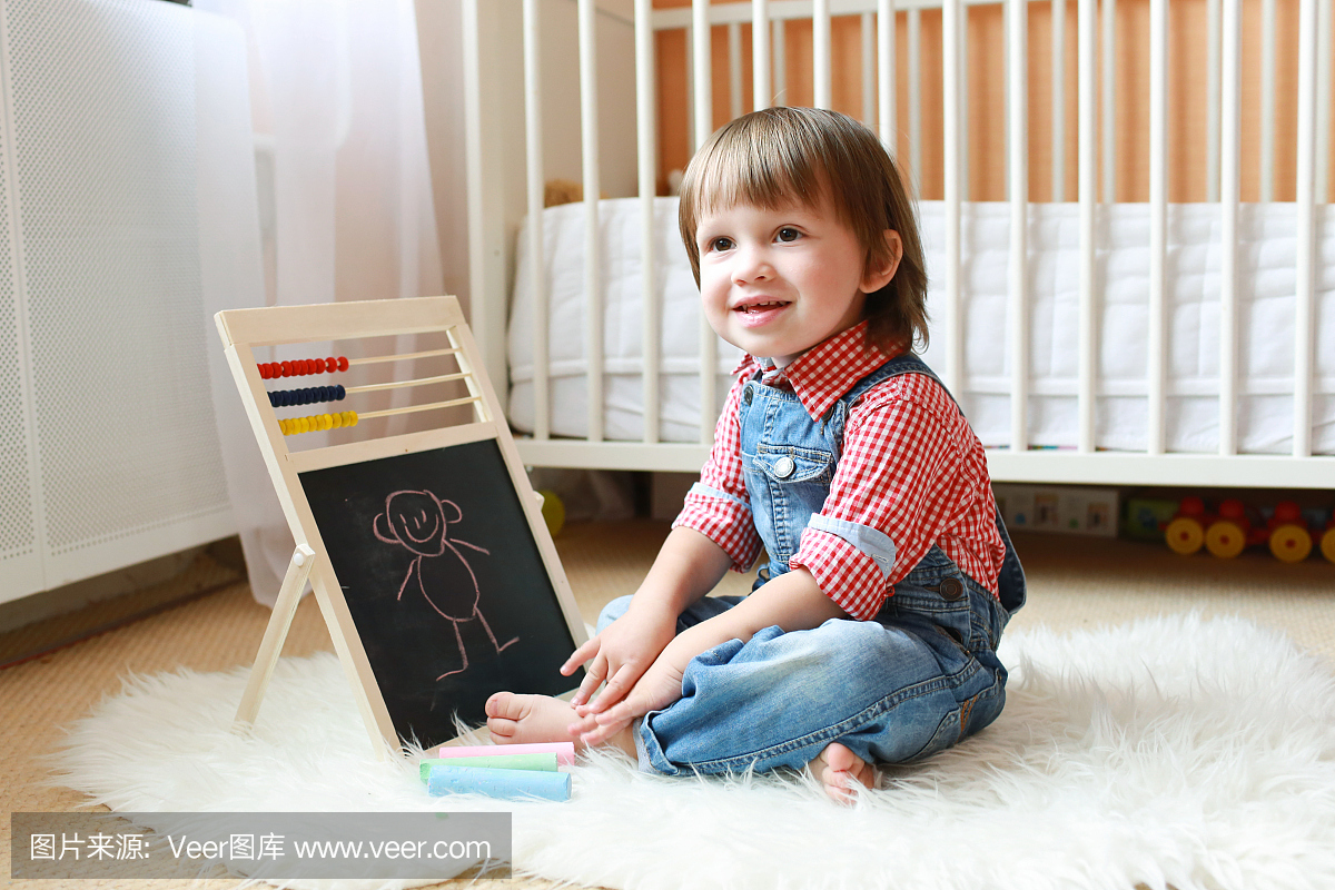 2年的小孩用粉笔画在黑板上