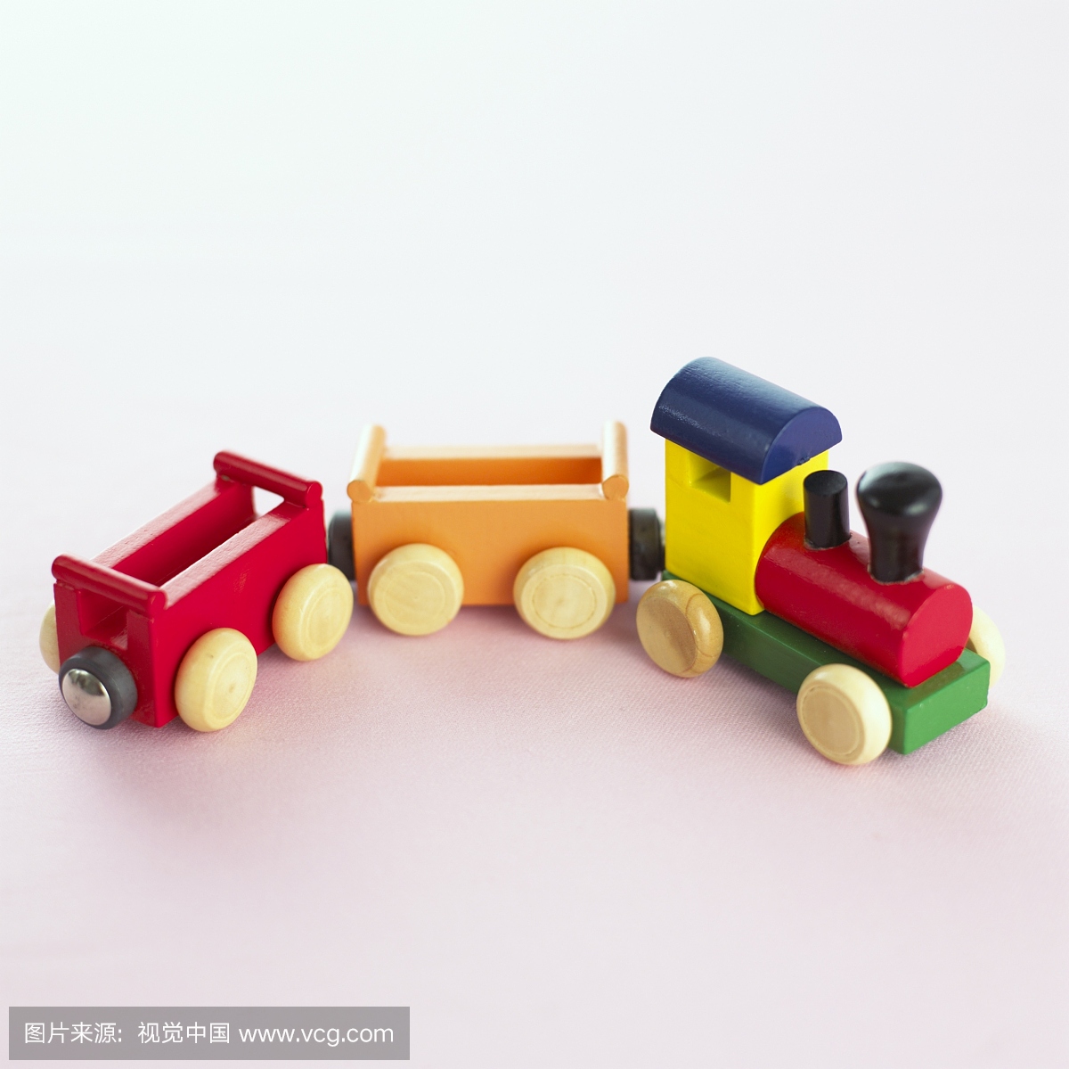 一个简单的木制玩具火车与两个车厢。