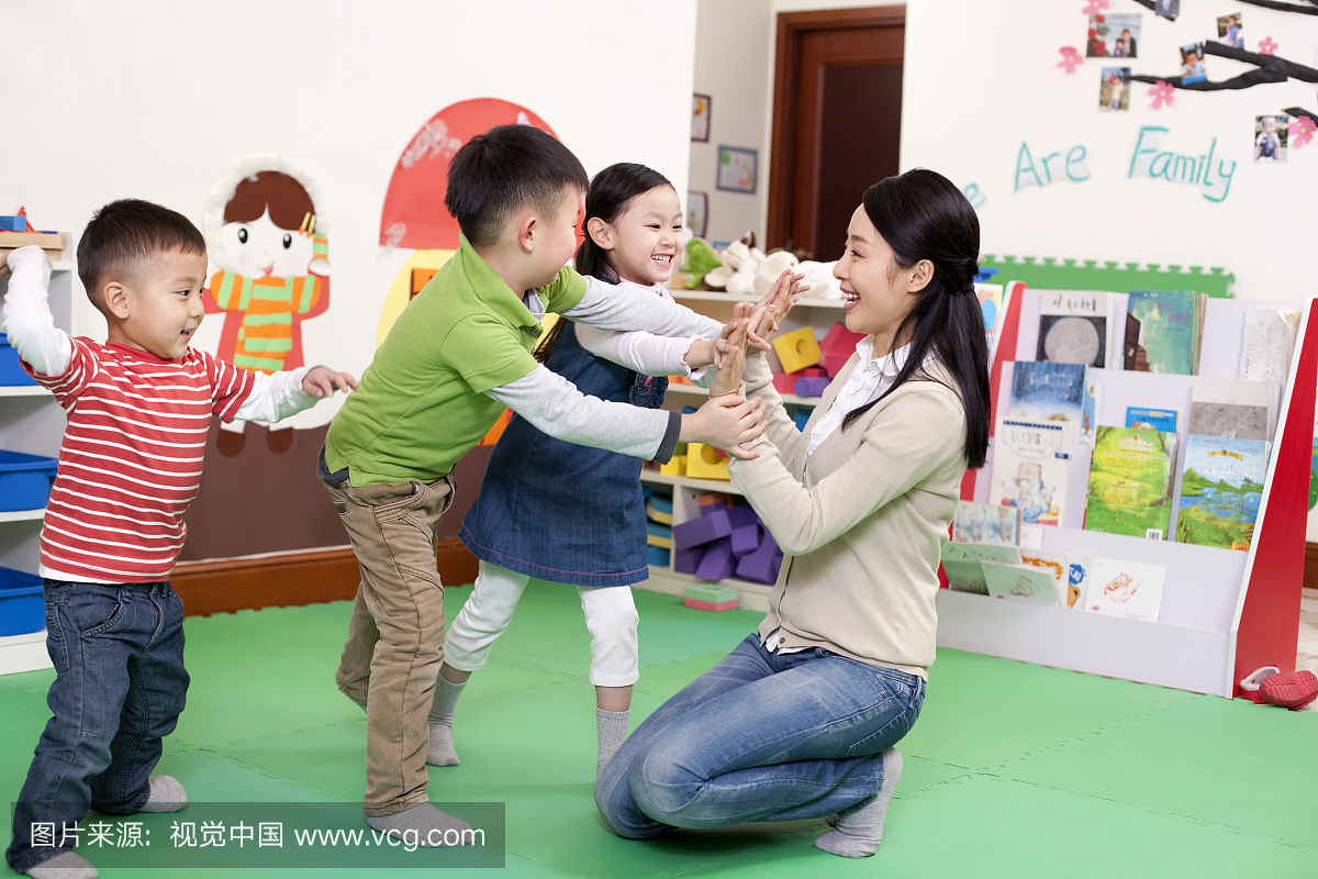 幼儿园小朋友和老师玩拍手游戏