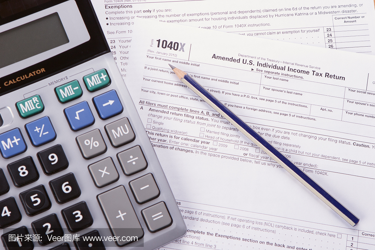 1040X个人所得税报税表与计算器和笔