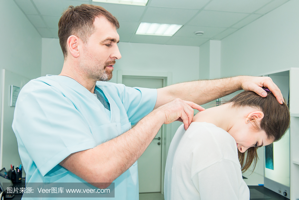 男性神经科医生在内科门诊检查女性病人脊柱的
