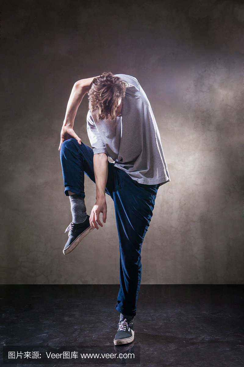 城市嘻哈舞者在垃圾混凝土墙上