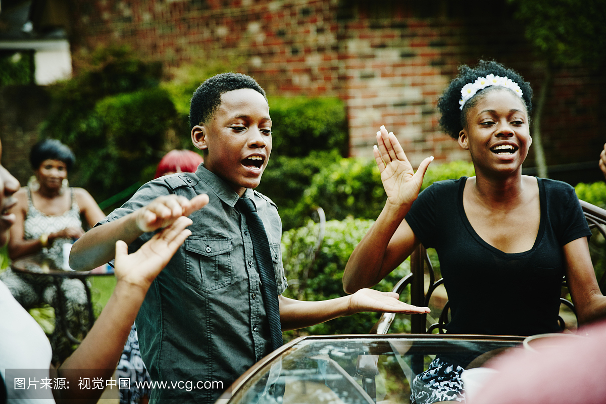 兄弟在家庭聚会中与姐妹玩游戏