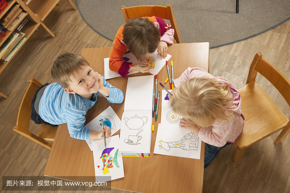 德国,儿童(2-5)坐在桌上画图,高架视野