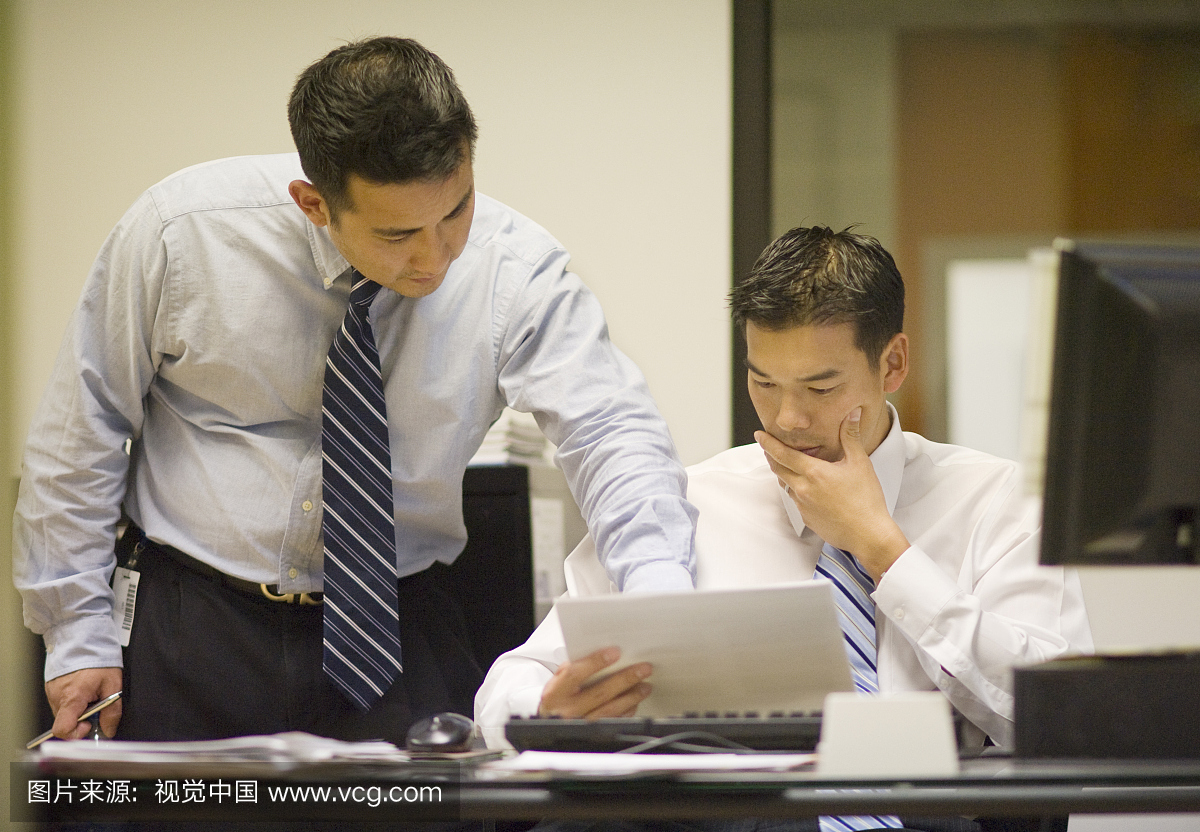 两位韩国人对文书工作的讨论