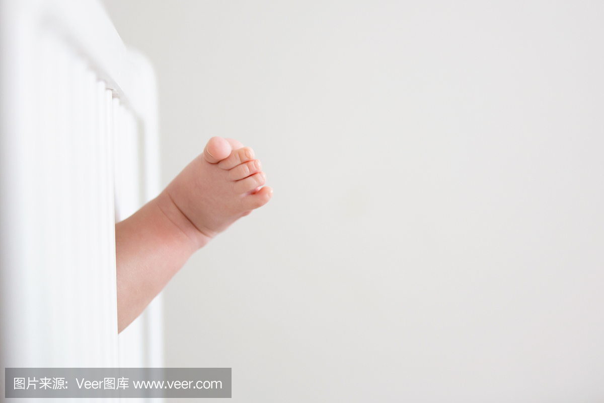 关闭一个小宝贝男孩的脚趾和手指,婴儿躺在婴