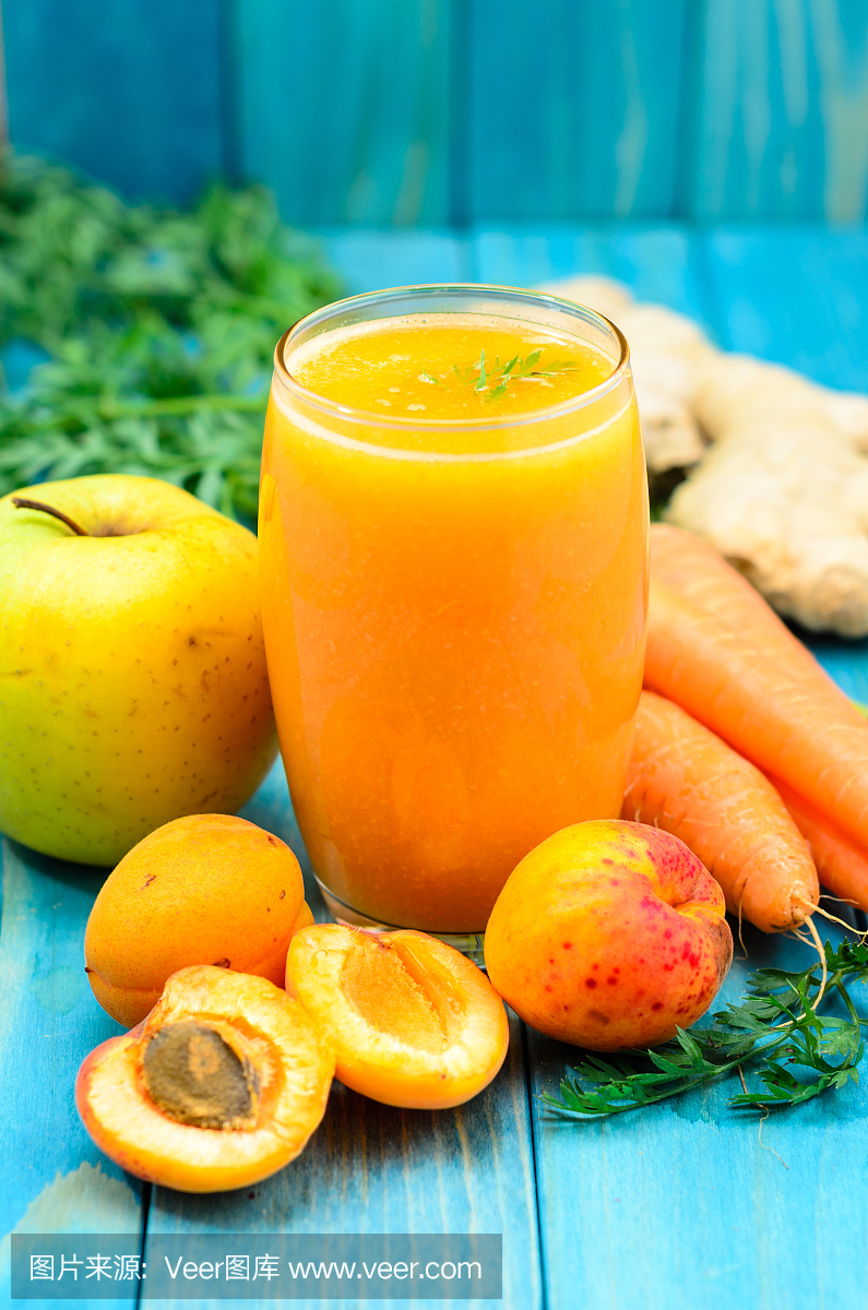 一杯杏仁,苹果,胡萝卜和姜汁