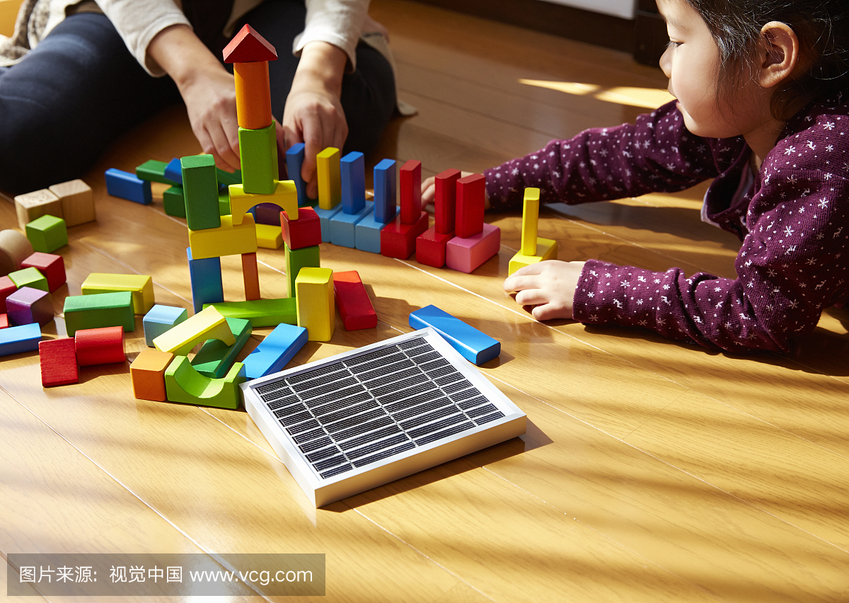 父母和孩子玩砌块,埼玉县,日本