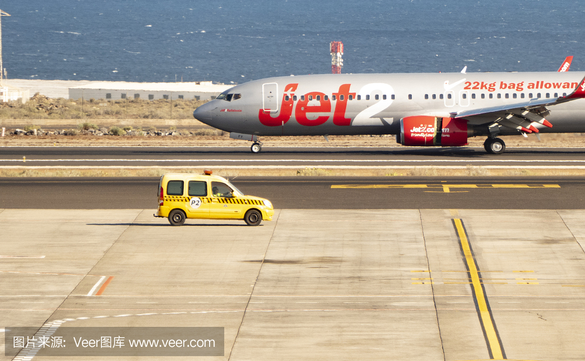空中交通管制员在机场跑道南部的特内里费岛和