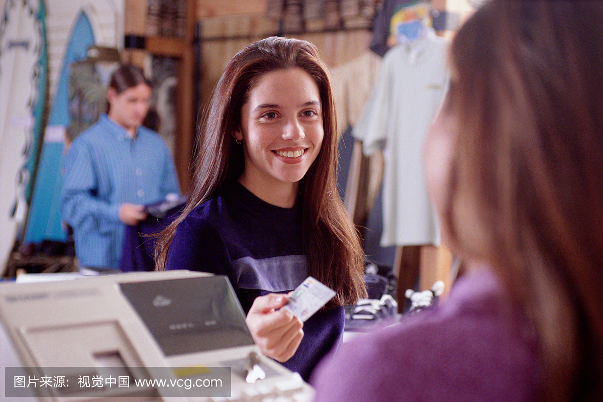 十几岁的女孩(15-17岁)用信用卡付款