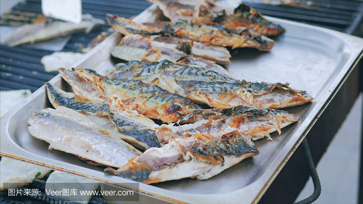 烤托盘上的烤肉鱼。户外夏季烧烤