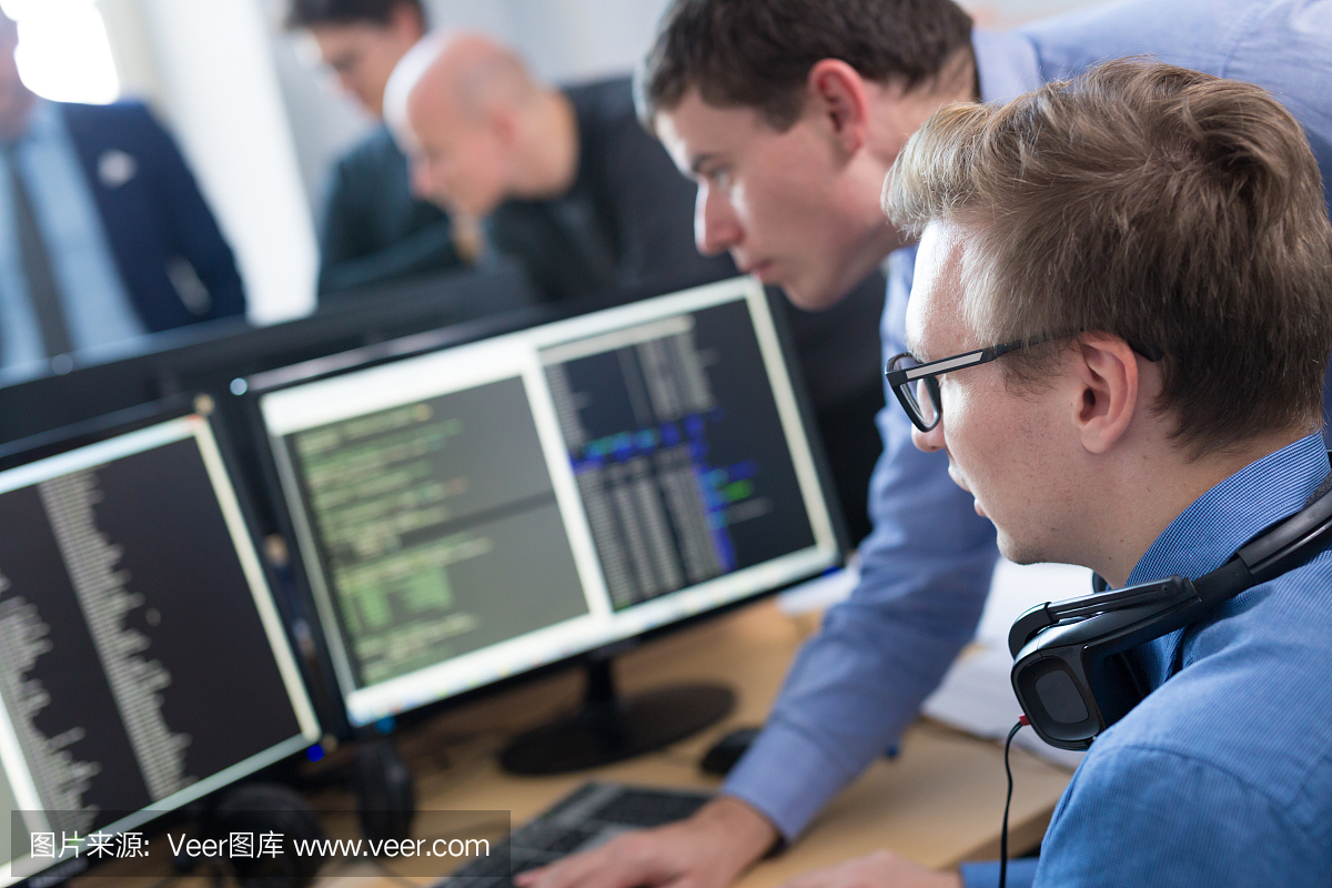 启动业务,在桌面计算机上工作的软件开发人员