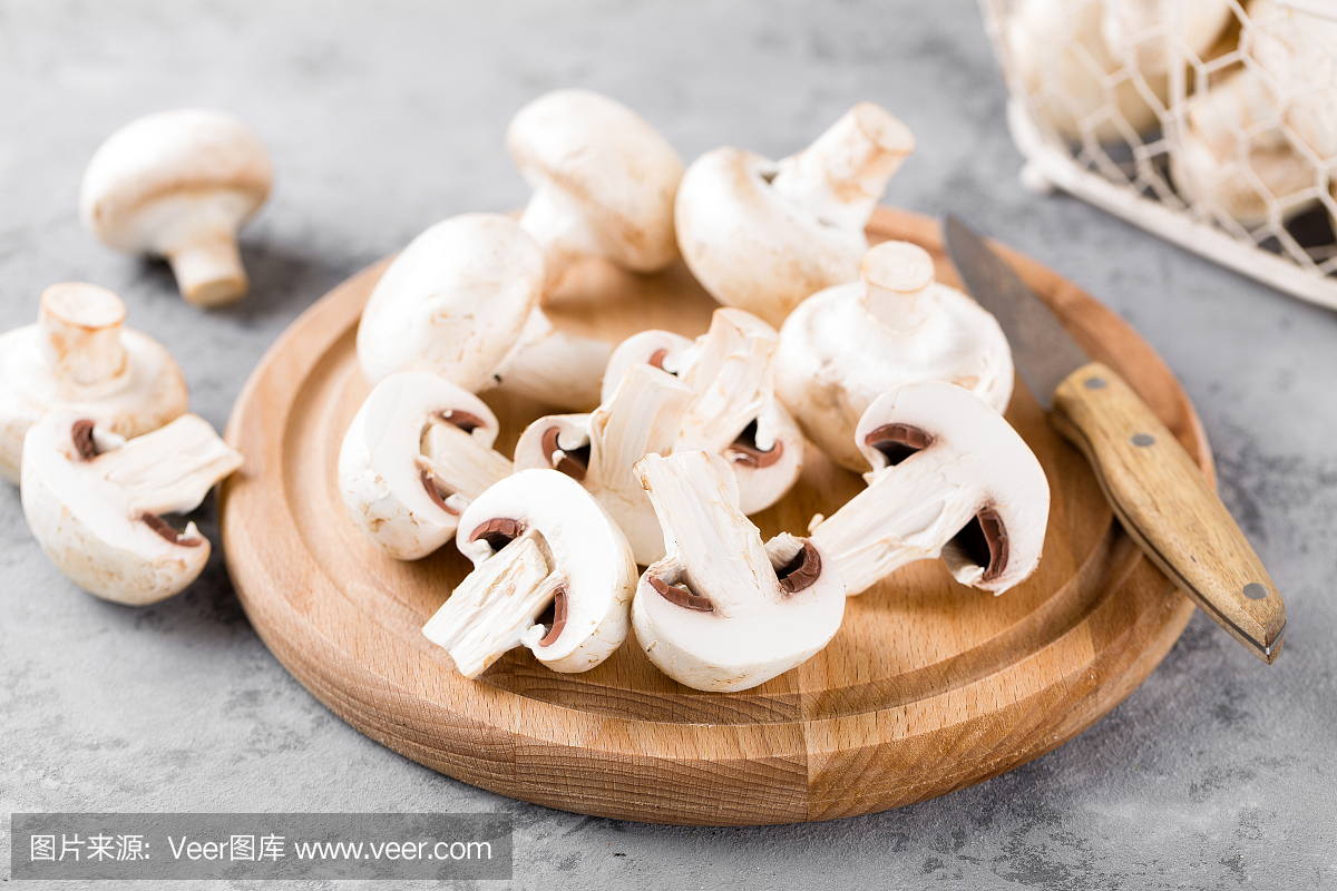鲜蘑菇。在木板上的生蘑菇。香菇