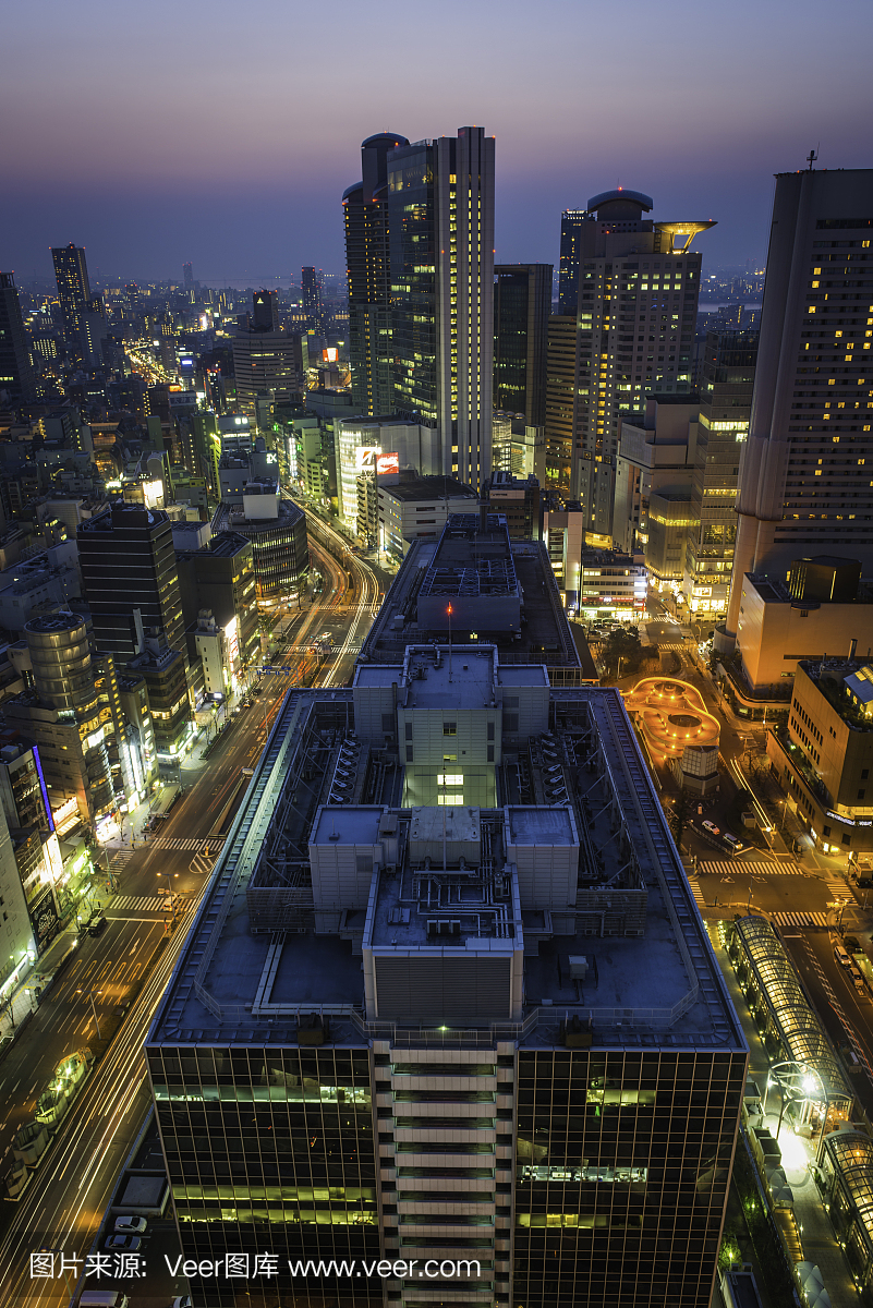 摩天大楼未来派城市景观霓虹灯高价格放大交通