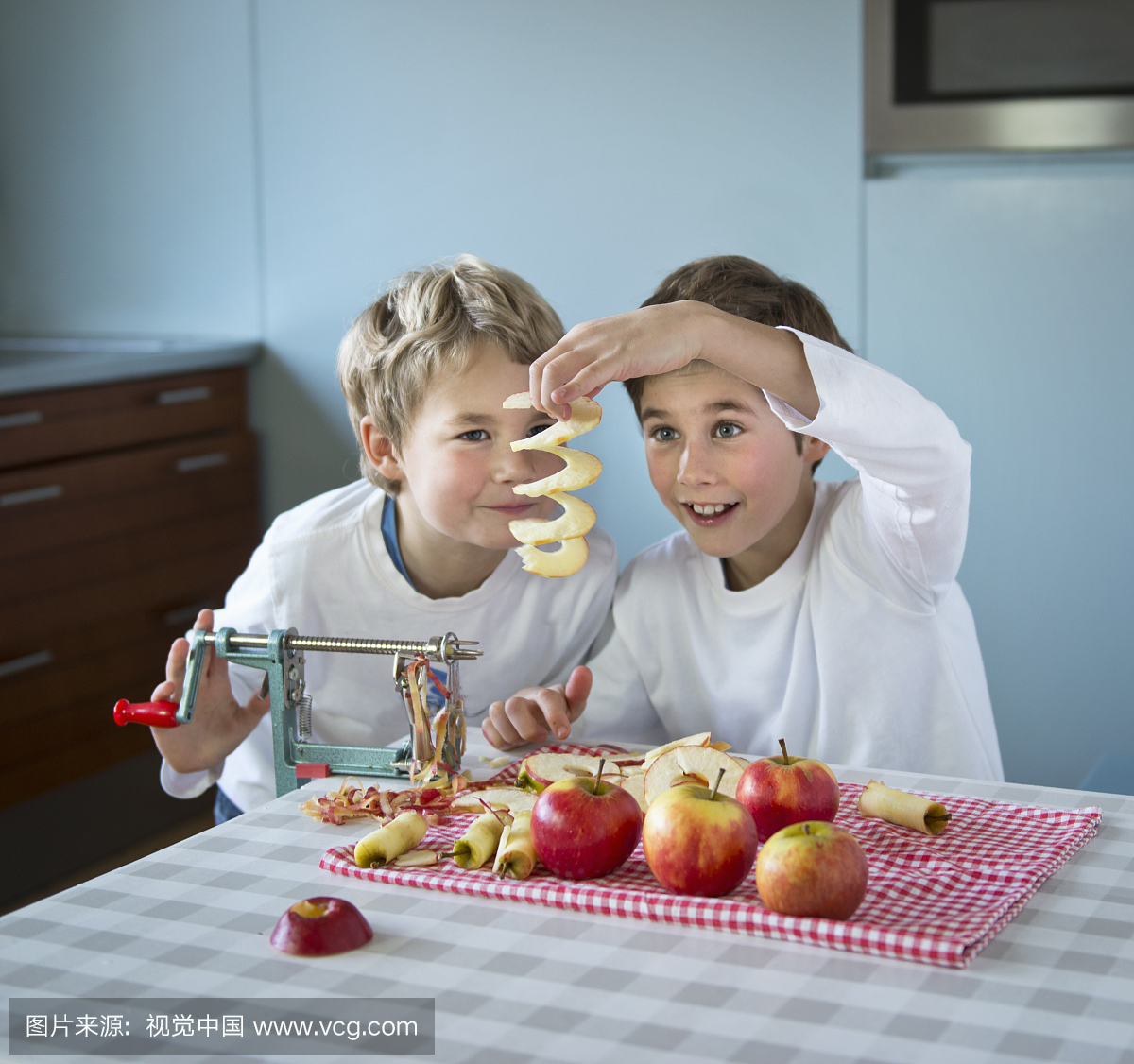 儿童使用苹果削皮器