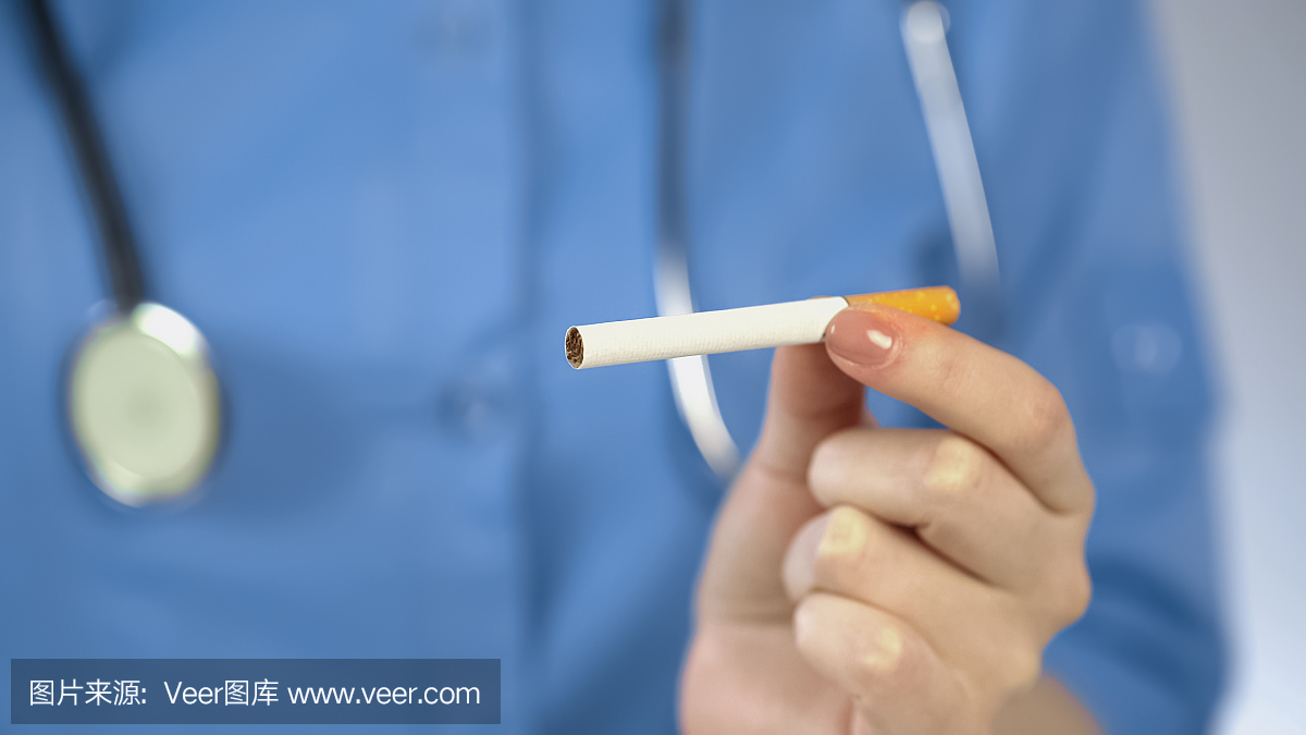 在手拿香烟的女医生,有害的习惯成瘾,癌症风险