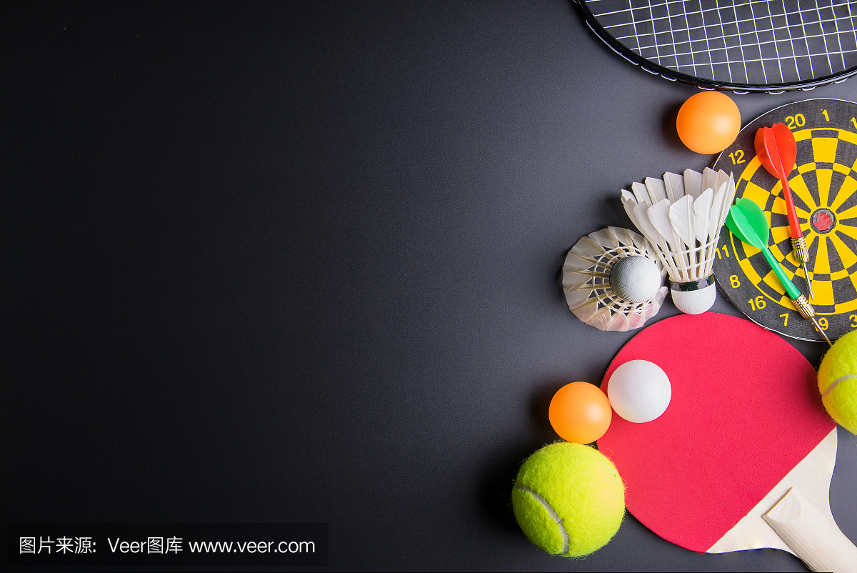 飞镖,乒乓球,乒乓球,羽毛球,羽毛球拍和网球在黑