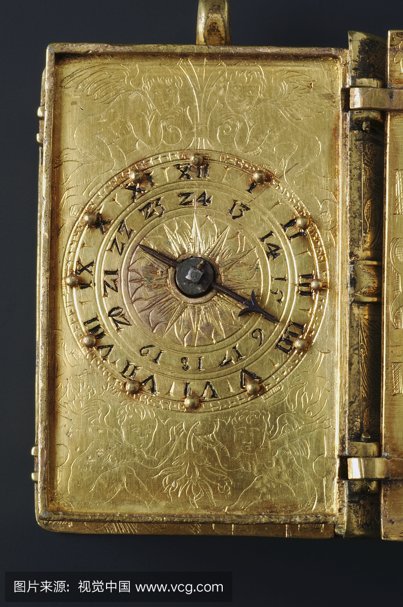钟形黄铜时钟,以罗马数字表示的白天时间用阿