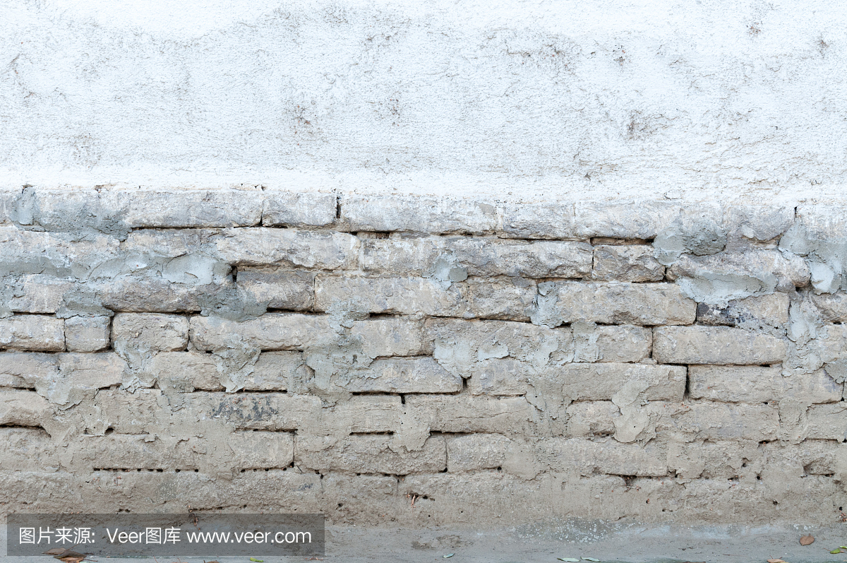 在老房子或建筑物破裂的石膏门面墙背景砖基础