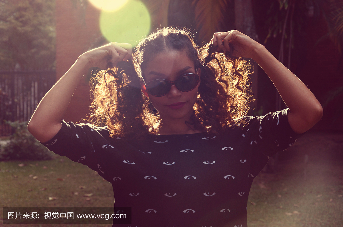 开心的女人拉她的马尾辫