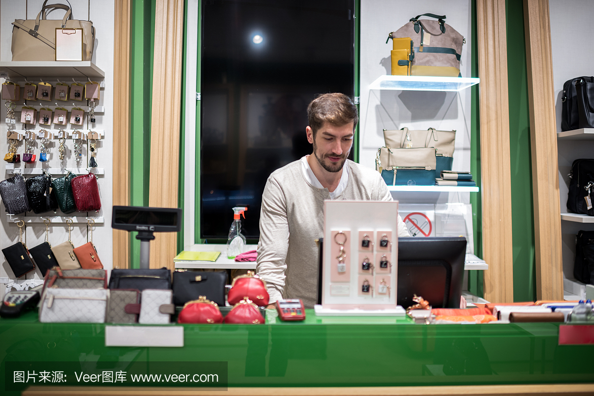 配件商店内的销售人员