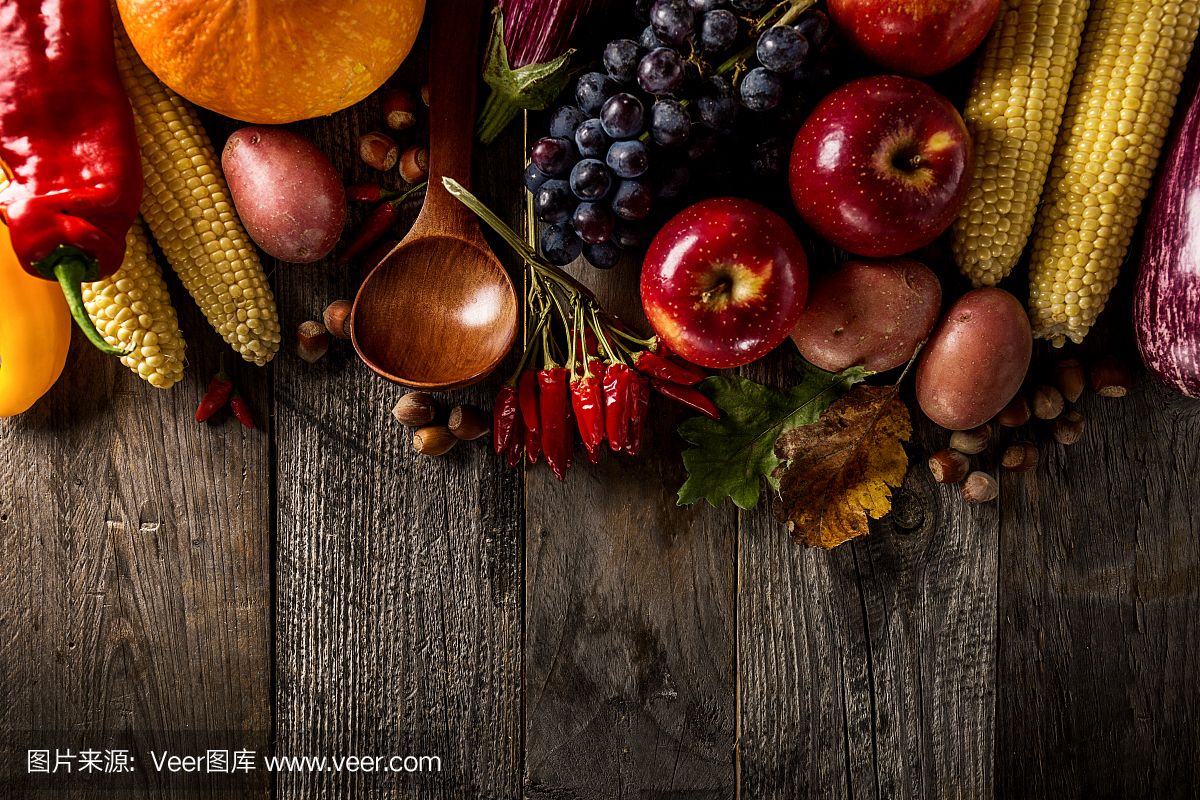 美味开胃新鲜秋季时令蔬菜水果上复制空间上方
