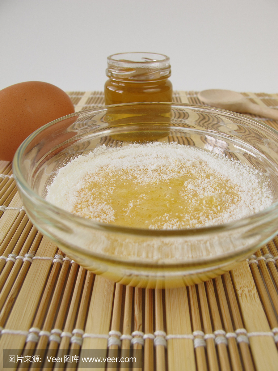 面膜配蜂蜜,蛋黄和奶粉