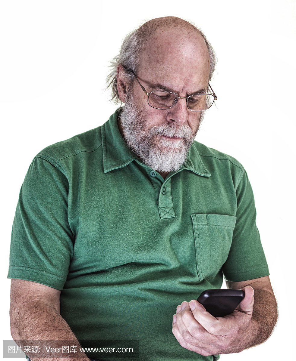 发短信秃顶老人阅读智能手机
