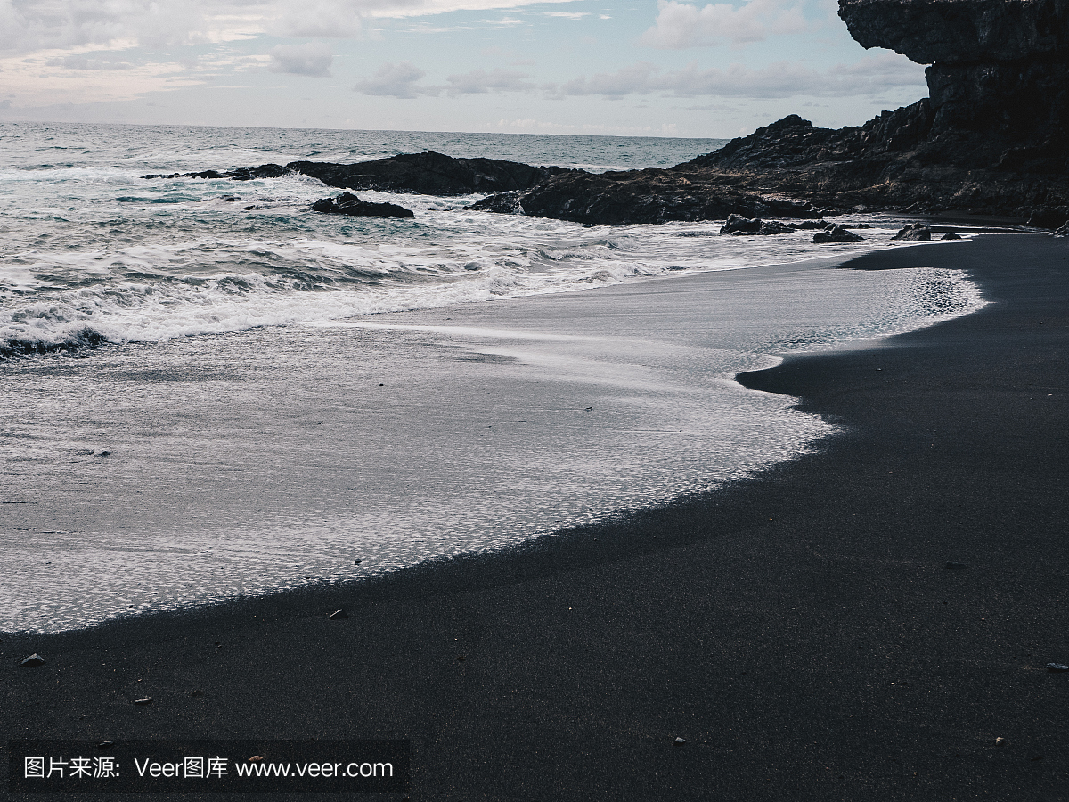 风雨如磐的海浪与白色泡沫在西班牙加那利群岛