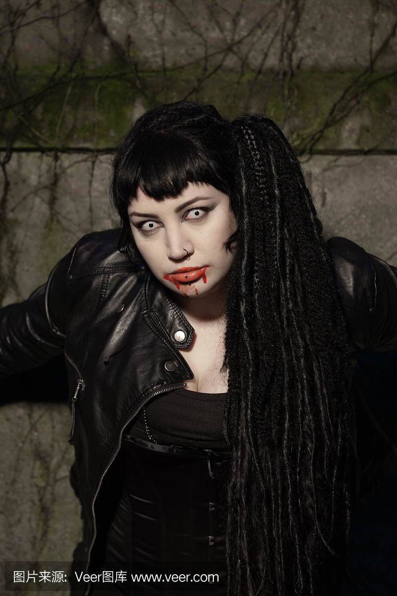 在公墓的哥特式女孩。