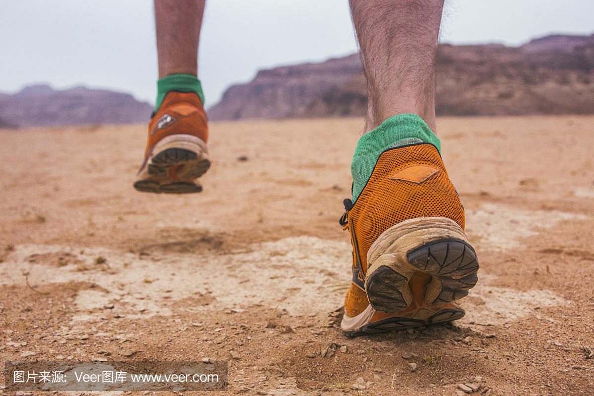 脚在鞋子里。在约旦的旱谷拉姆沙漠