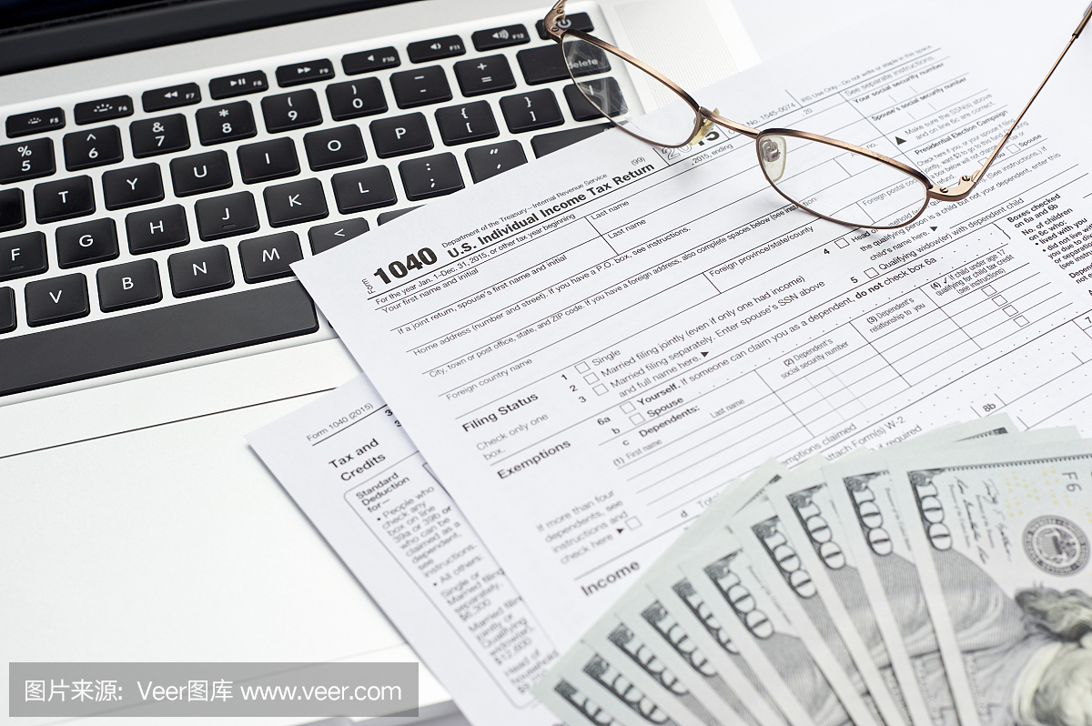 美国1040报税表与笔记本电脑,现金和眼镜