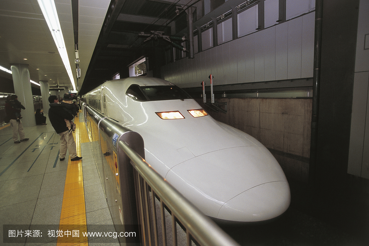 在日本东京都新干线火车站的子弹头列车