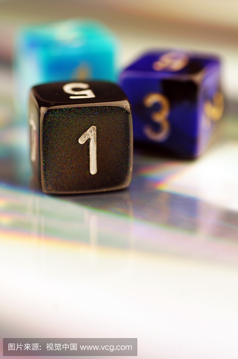 三个骰子与阿拉伯数字,专注于第一