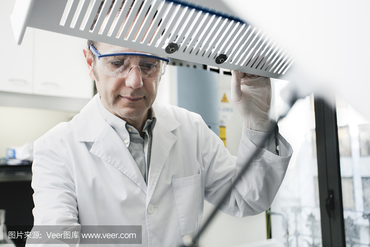 实验室技术员在工作。