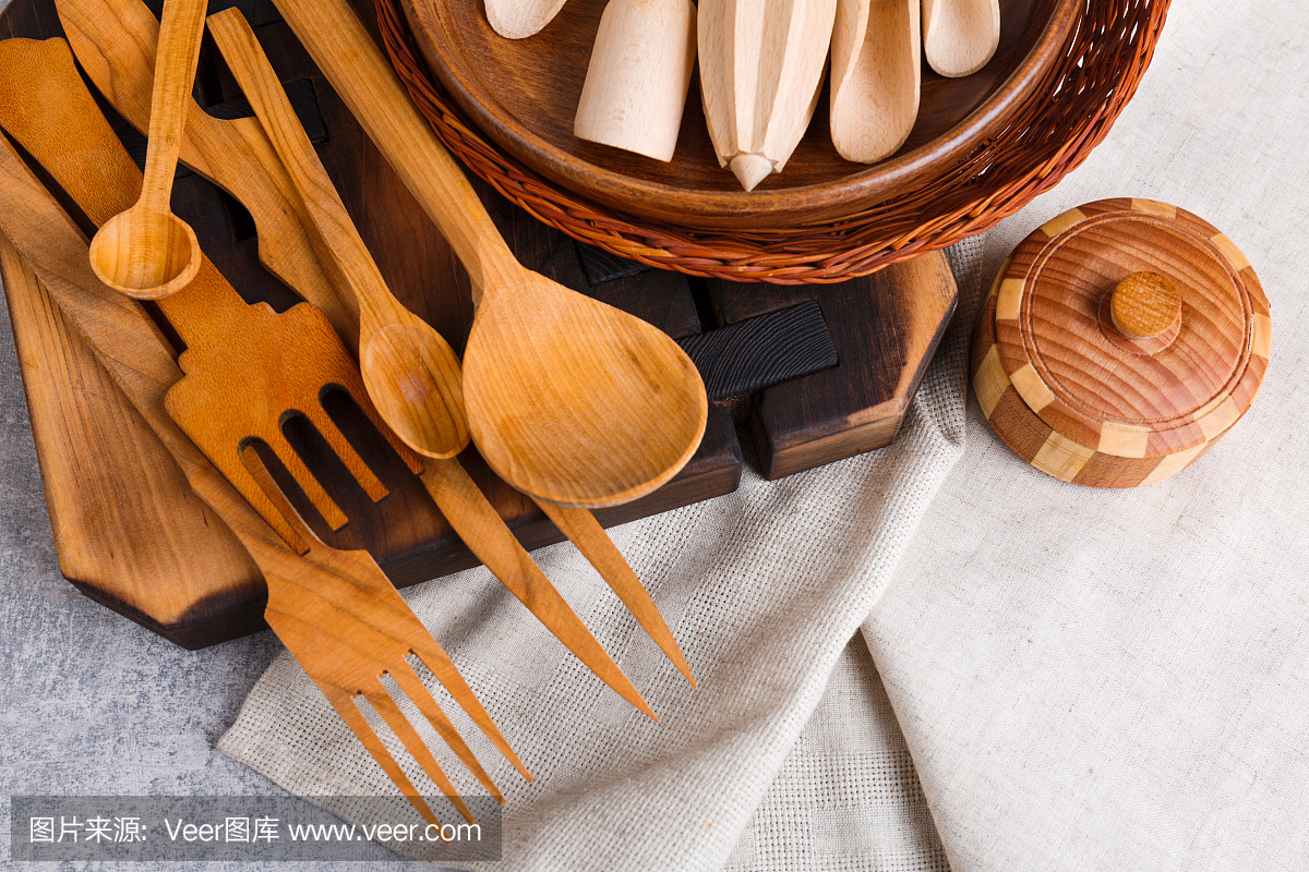 一套厨房设备,勺子,勺子和叉子,木板和板子都是