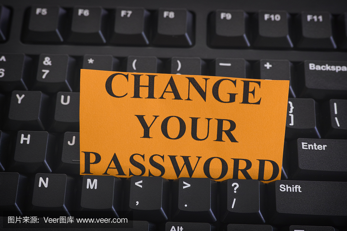 纸笔记与短语在黑色电脑键盘上更改您的密码