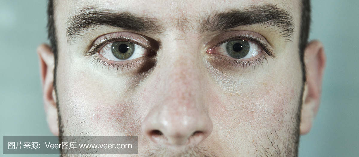 真正的愤怒的人的眼睛肖像