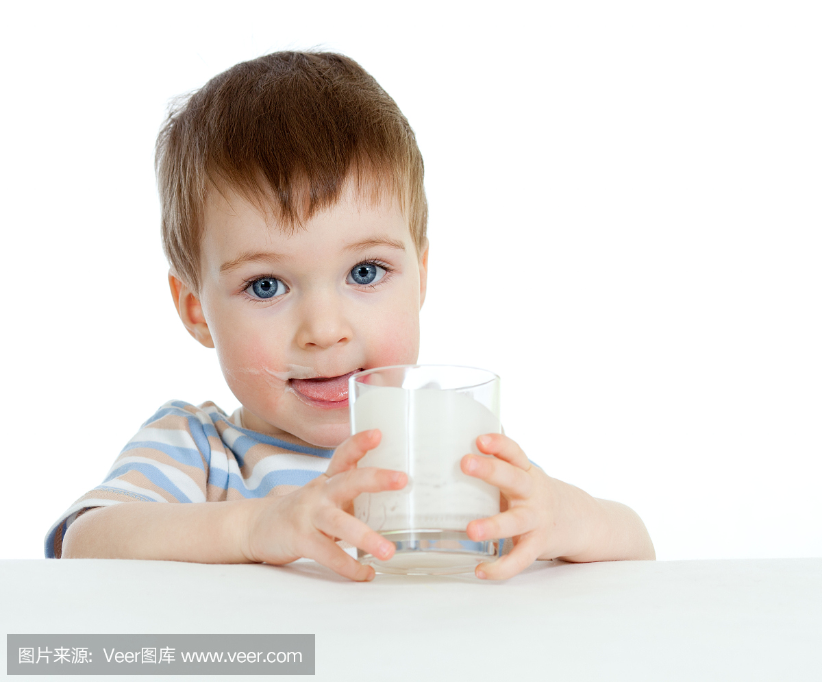 小孩喝酸奶或牛皮癣在白色背景
