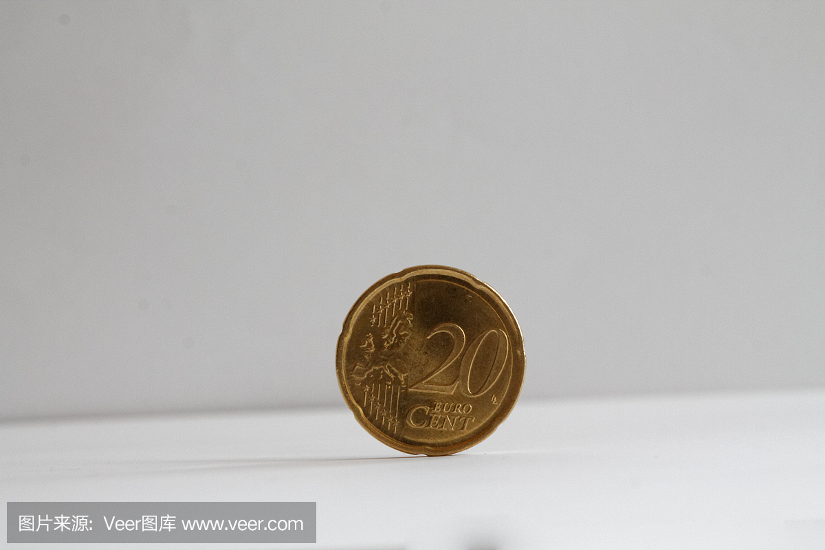 在孤立的白色背景上的欧元硬币面额是20欧分
