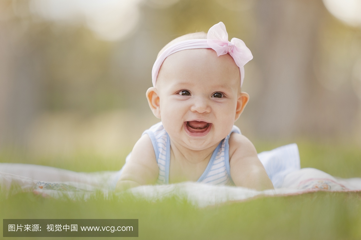 肖像的女婴(1-6个月)在相机微笑