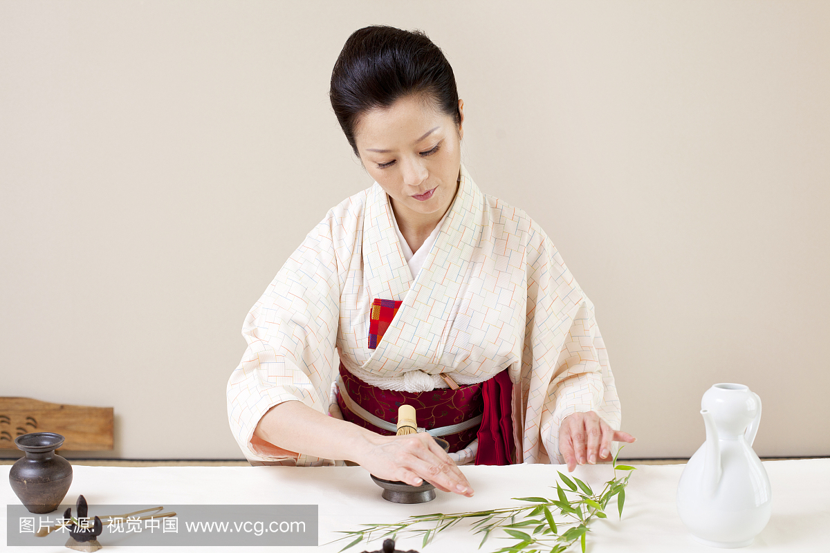穿和服的女人做茶道