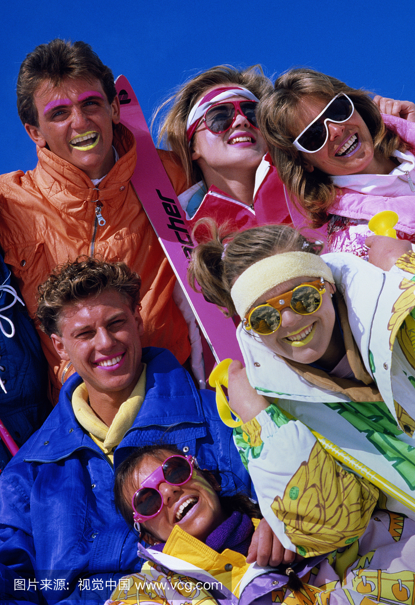 冬季假期组织在彩色滑雪服