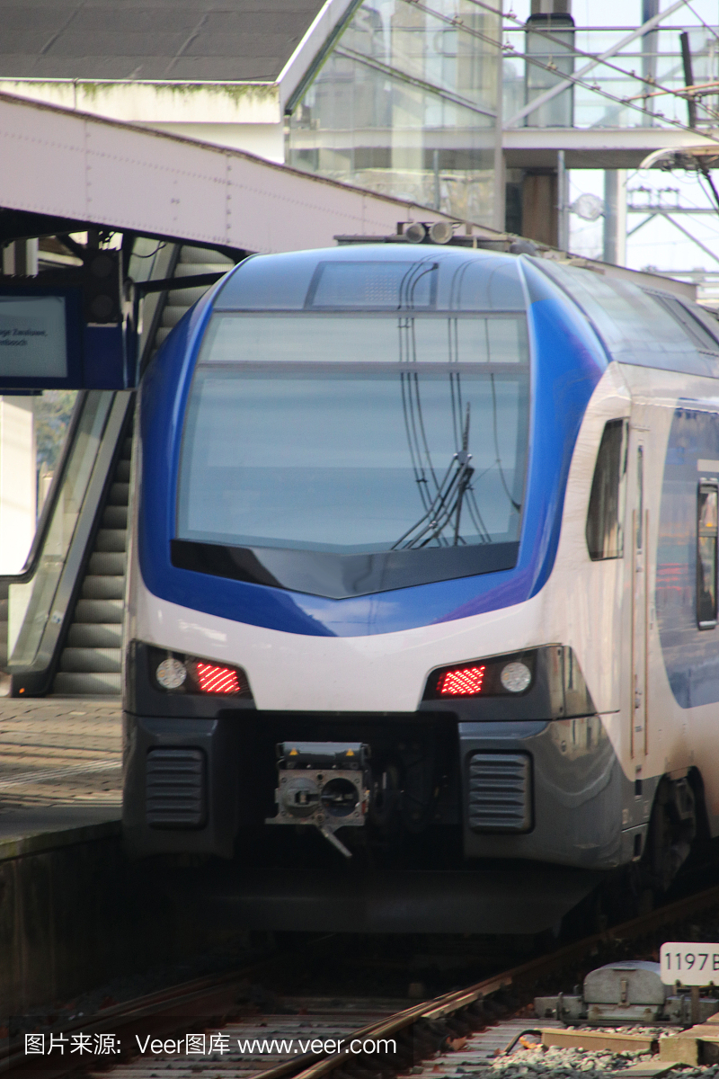 荷兰铁路列车类型的SNG正在等待多德雷赫特