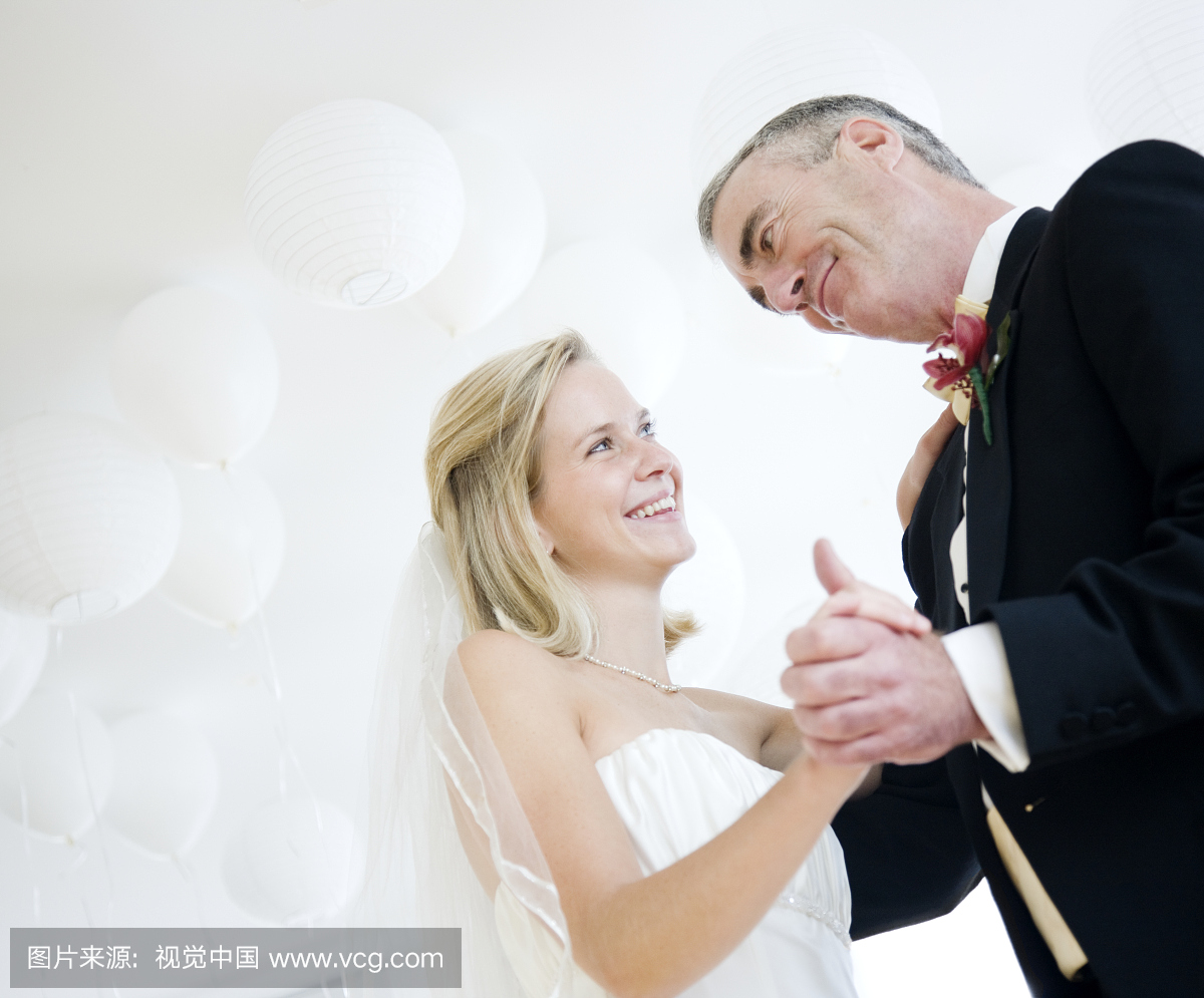 新娘和父亲在婚礼当天跳舞