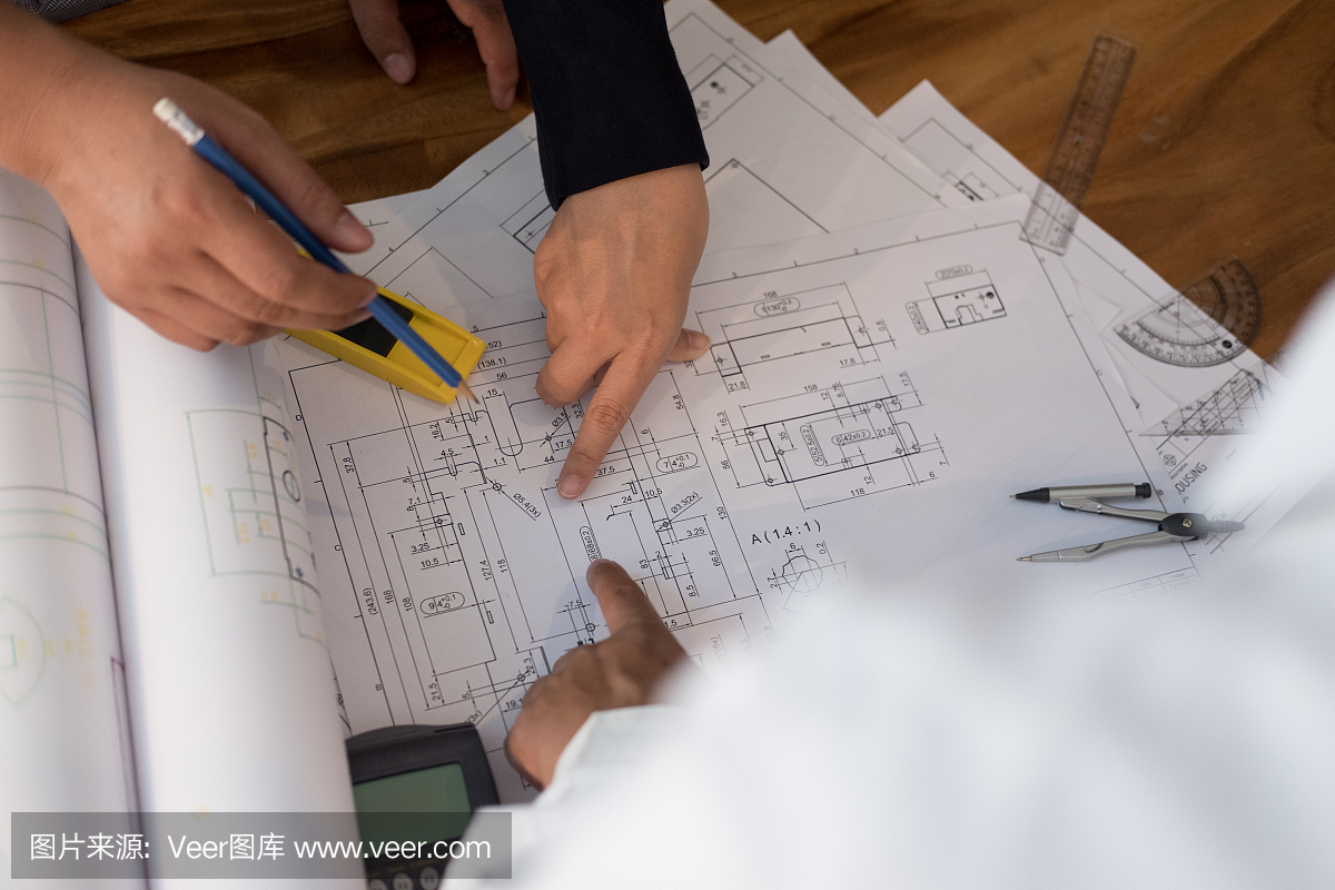 建筑师在工作场所与合作伙伴一起工作房地产项
