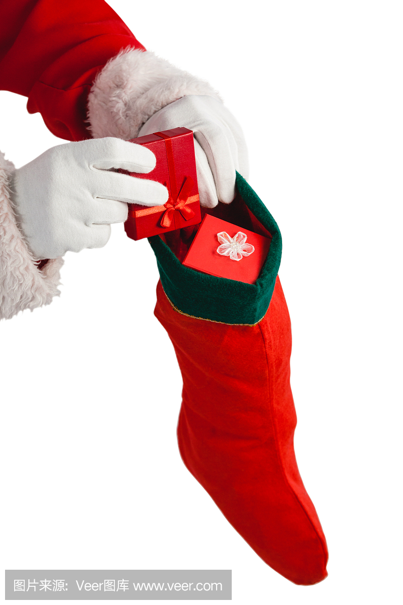 圣诞老人把礼物放在圣诞袜子里