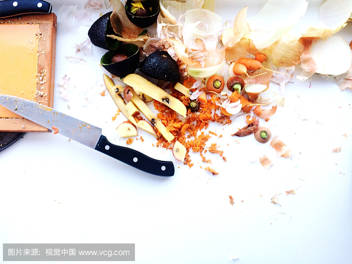 蔬菜皮和刀的高架景观