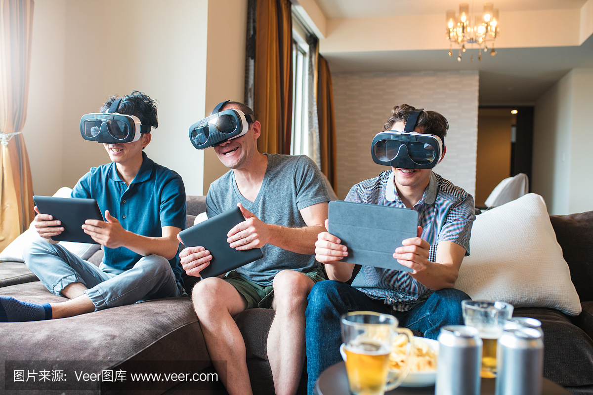 使用虚拟现实耳机玩游戏的一群朋友