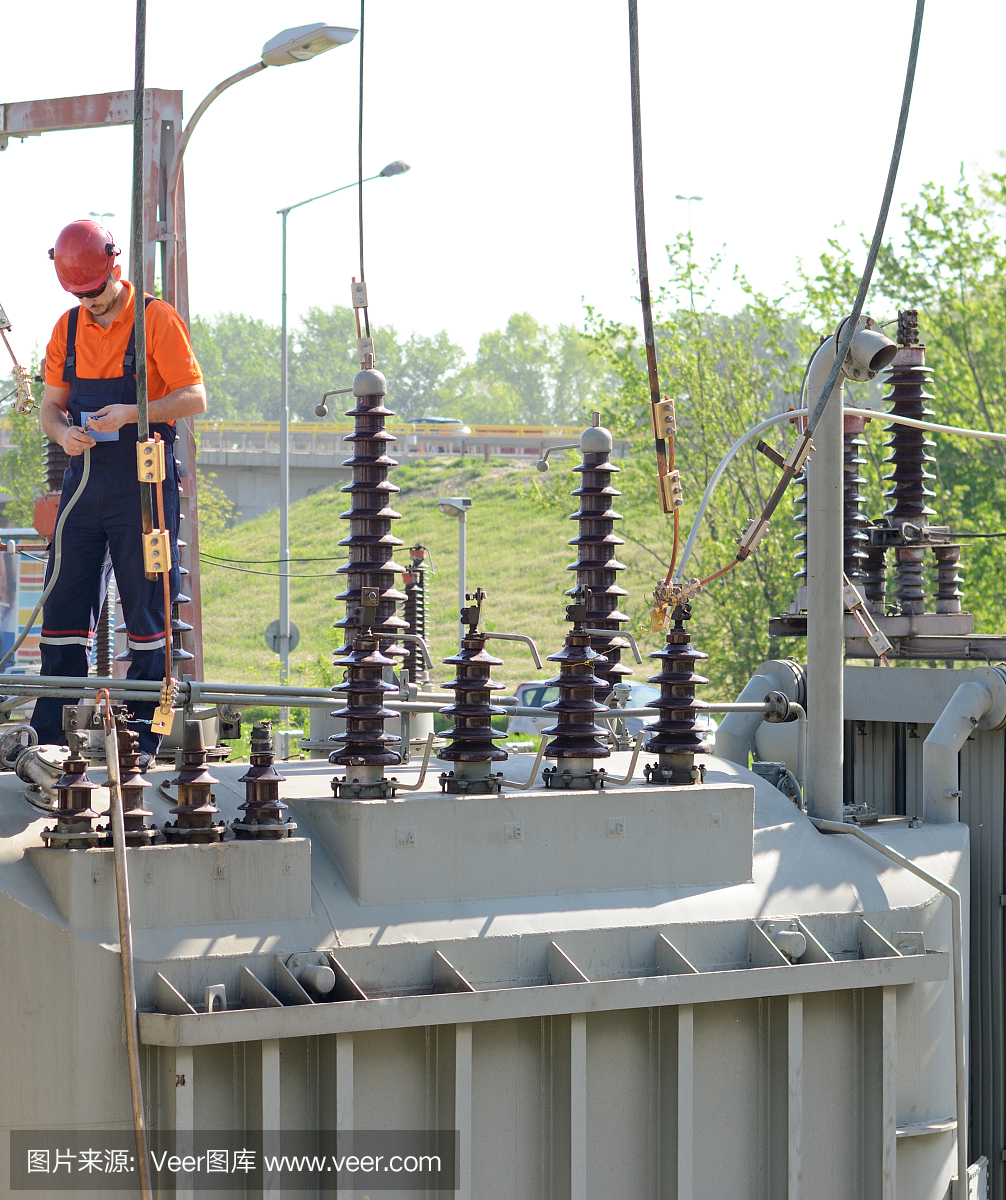 电工在电站高压变压器上工作